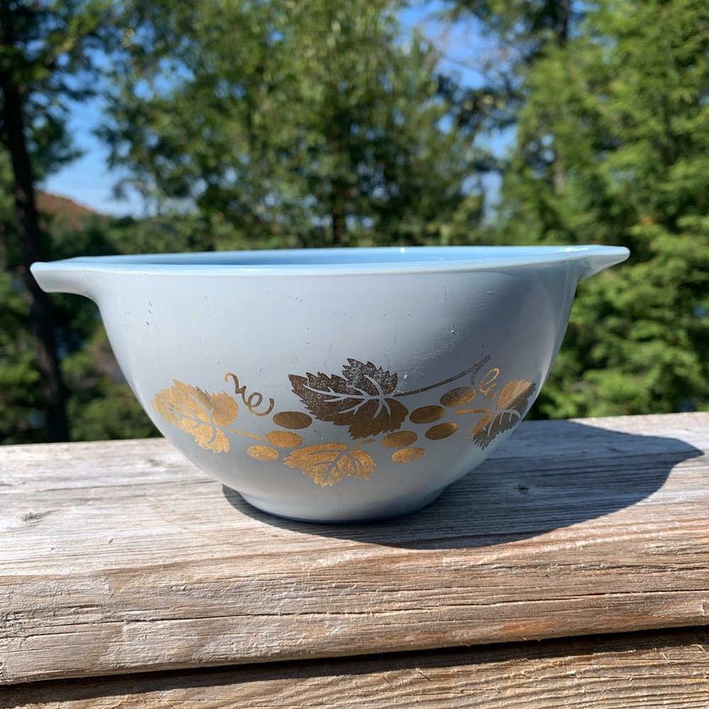 PYREX | 441 Golden Grapes Cinderella Bowl | Delphite Interior